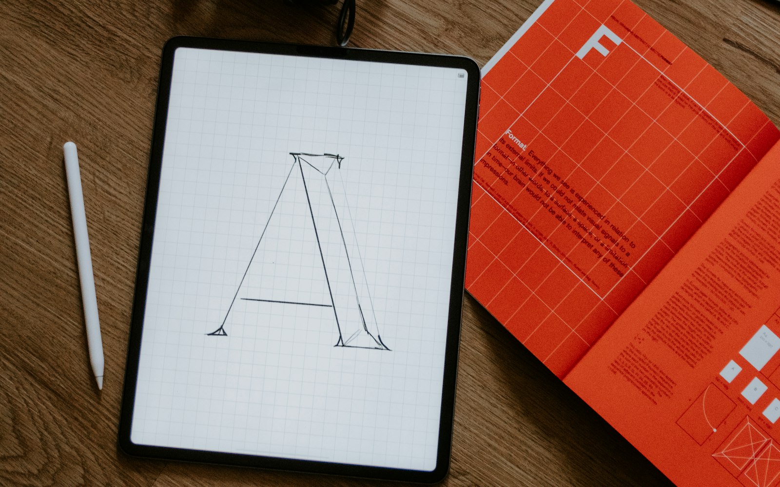 タブレットに手描きされたアルファベット「A」のスケッチ——文字デザインと生成AI